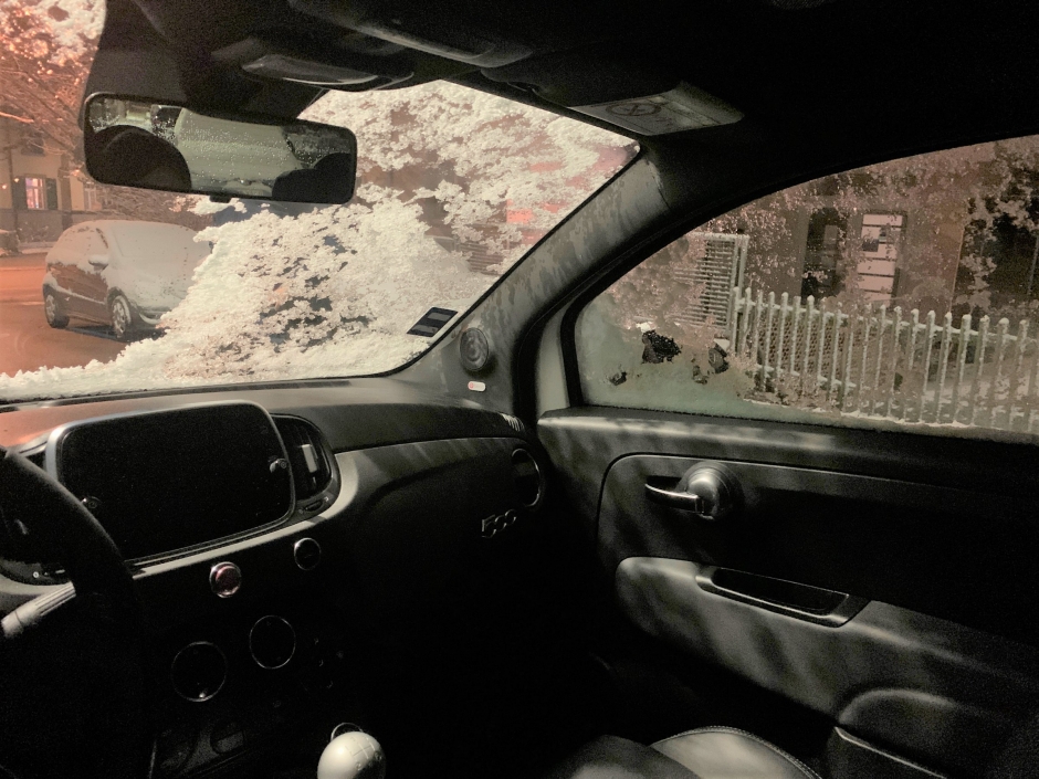 Fahrzeug mit vereisten Scheiben von innen